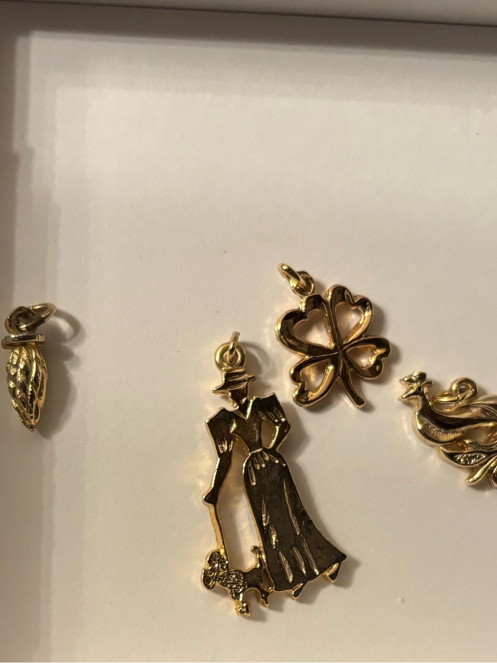 Lot de 4 pendentifs vintage dorés – Style rétro chic / - Picture 2 of 5